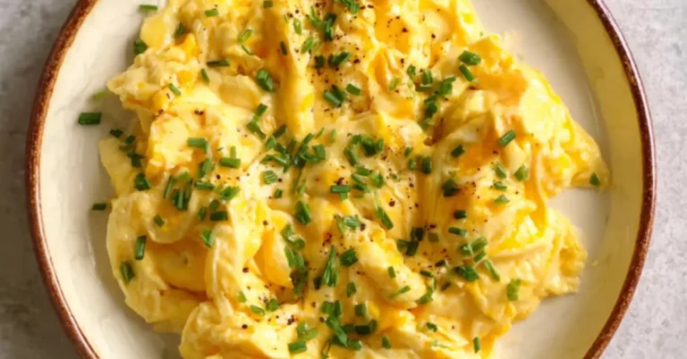 A legkrémesebb tejfölös tojásrántotta: 5 perc alatt kész