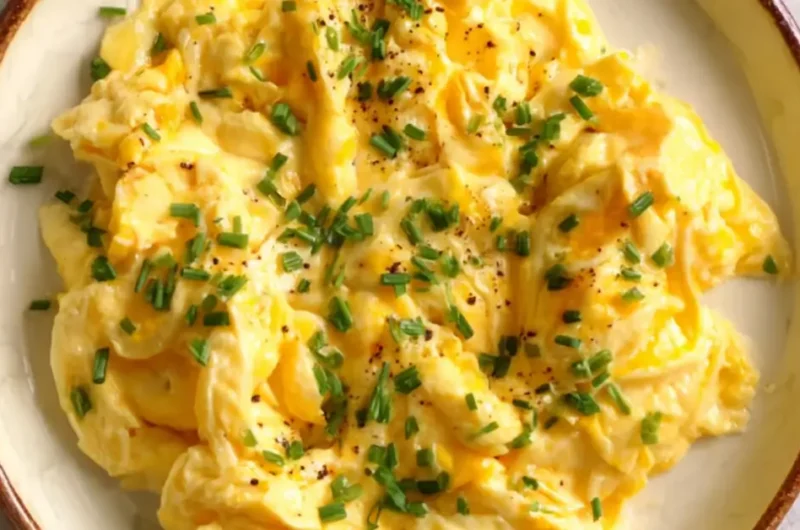 A legkrémesebb tejfölös tojásrántotta: 5 perc alatt kész