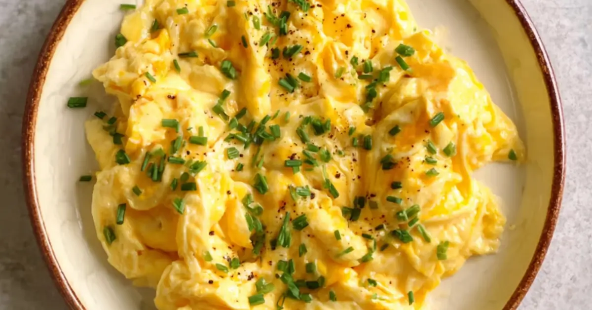 A legkrémesebb tejfölös tojásrántotta: 5 perc alatt kész