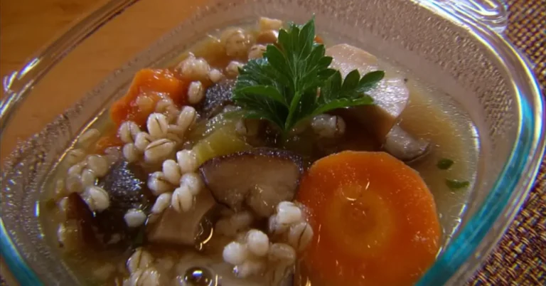 Gombás árpaleves recept: 40 perc alatt kész a laktató ebéd