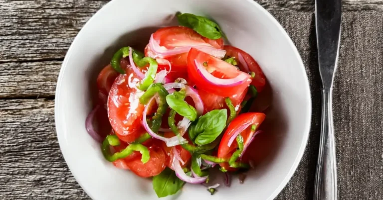 Gyors lilahagymás paradicsomsaláta: Kész 5 perc alatt!