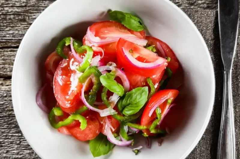 Gyors Lilahagymás Paradicsomsaláta: Kész 5 Perc Alatt!